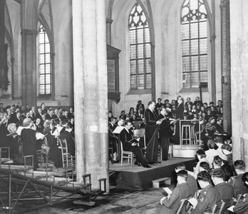 405912 Afbeelding van de uitvoering van de Mattheus Passion (o.l.v. Paul Hupperts) op Goede Vrijdag 1953 in de Buurkerk ...